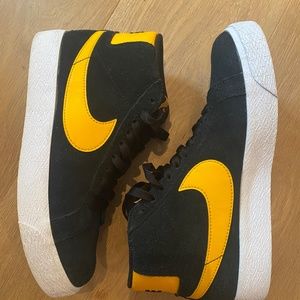 Nike SB Zoom Blazer Mid Black / University (size 6m / 7.5w )